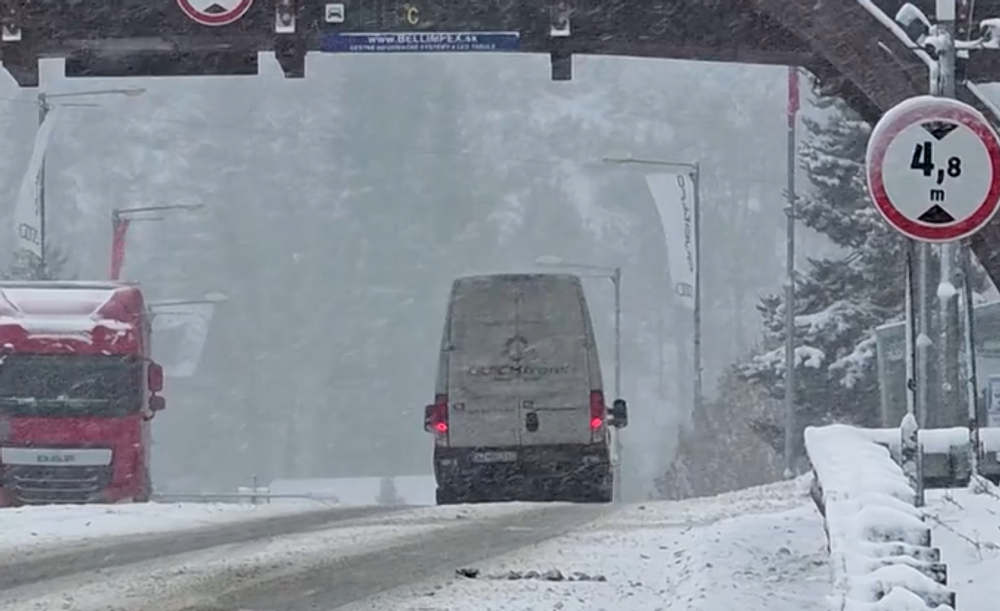 Prvý sneh komplikoval dopravu 11