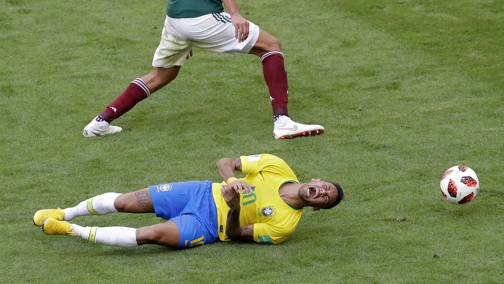 Neymar na trávniku počas zápasu s Mexikom