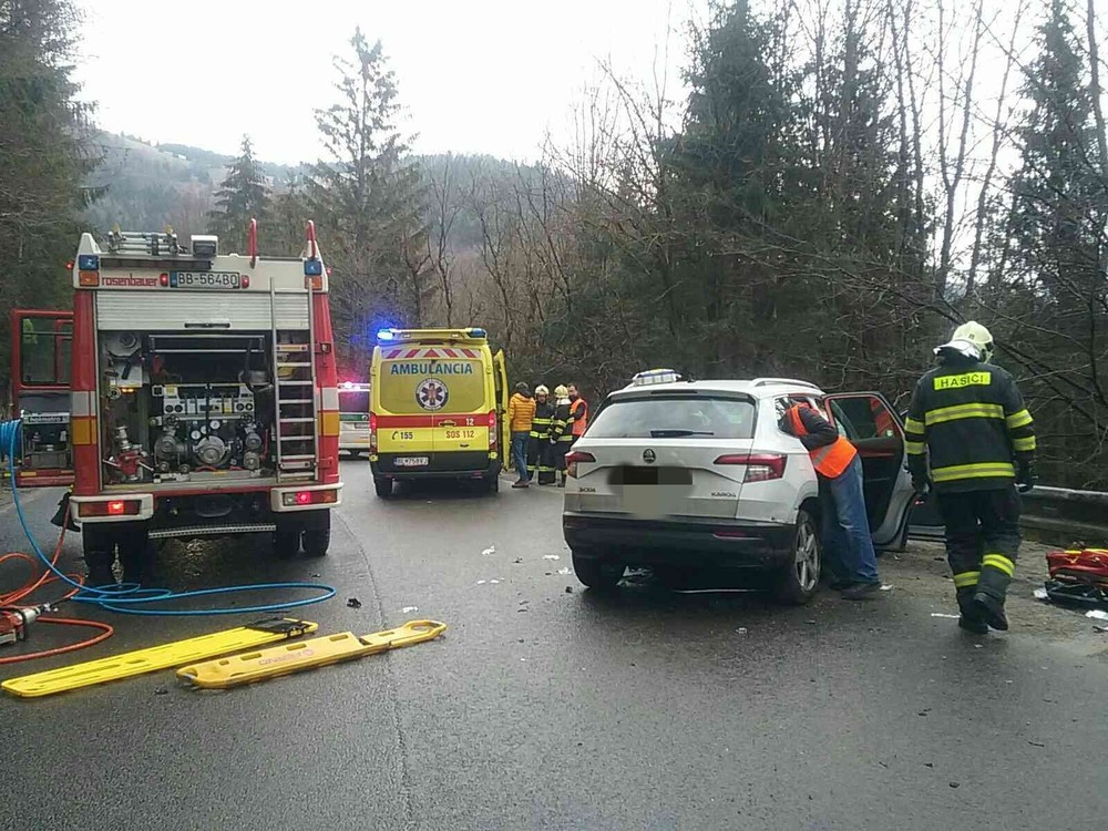 Dopravná nehoda ochromila hlavný ťah na Donovaly