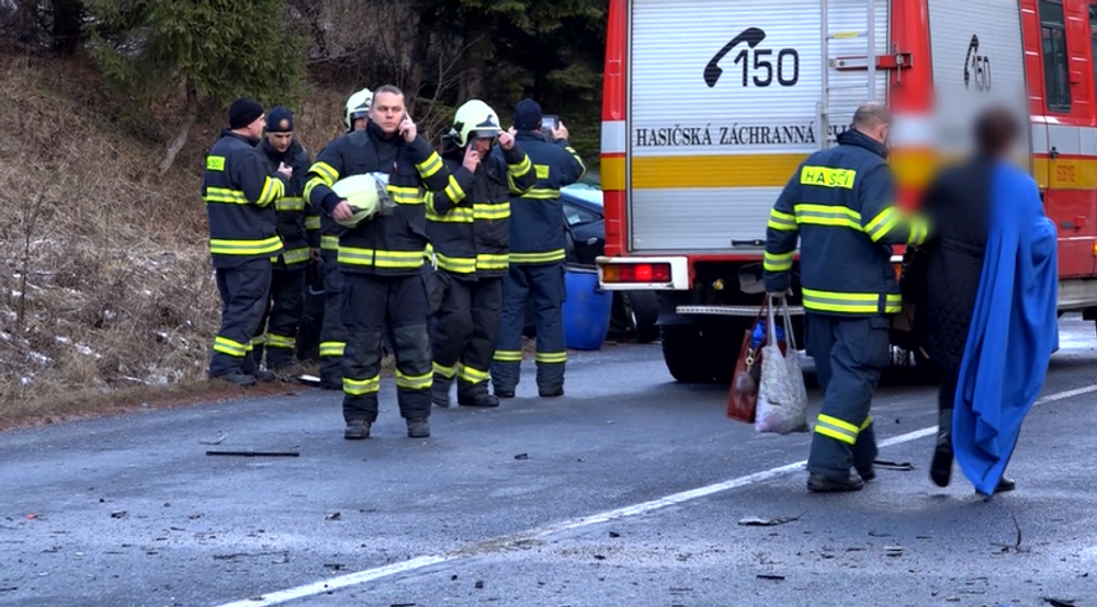 Nehoda dvoch áut si vyžiadala letecký transport. V jednom z áut ostal zakliesnený vodič