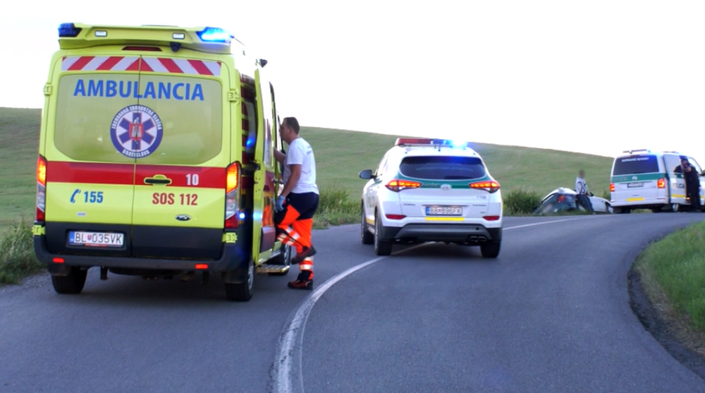 Bez vodičského a s alkoholom v krvi. S autom sa nakoniec prevrátili a skončil v priekope