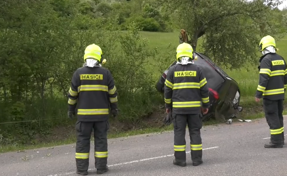 Auto skončilo na streche pri Beňadikovej