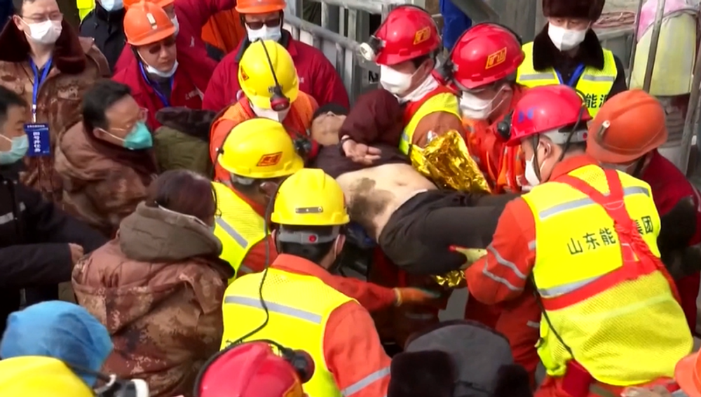 Záchranárom sa podarilo vyslobodiť baníkov, ktorí uviazli stovky metrov pod zemou 