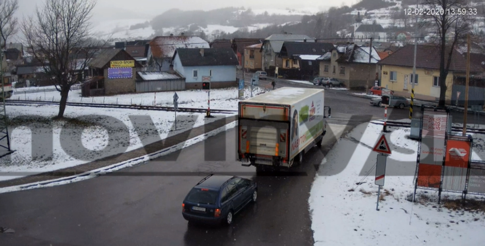 Vodič prežil zrážku s vlakom, auto tlačil pred sebou takmer tridsať metrov