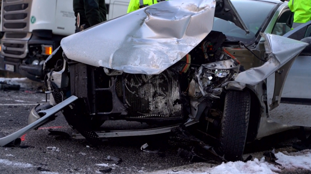 V Hnileckej doline sa čelne zrazili osobné auto a kamión naložený drevom