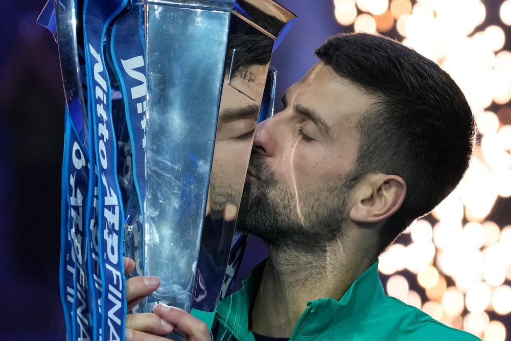  Srbský tenista Novak Djokovič (druhý sprava) sa raduje s členmi svojho tímu po triumfe nad domácim Talianom Jannickom Sinnerom vo finále mužskej dvojhry na turnaji majstrov v Turíne