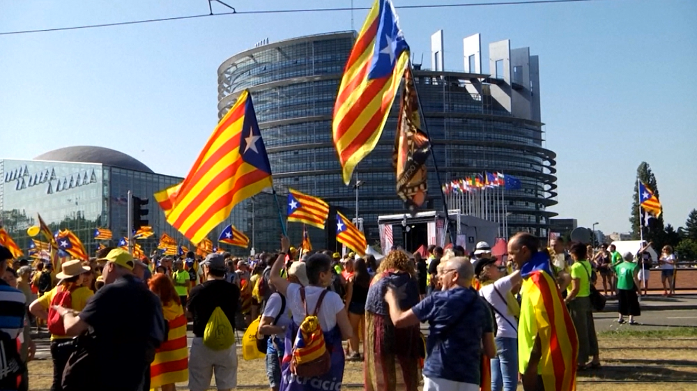 Úvodné zasadnutie nového Európskeho parlamentu poznačili protesty