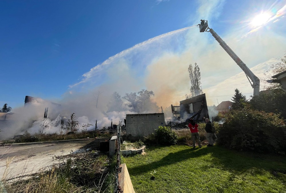 Plamene pohltili drevenú ubytovňu.