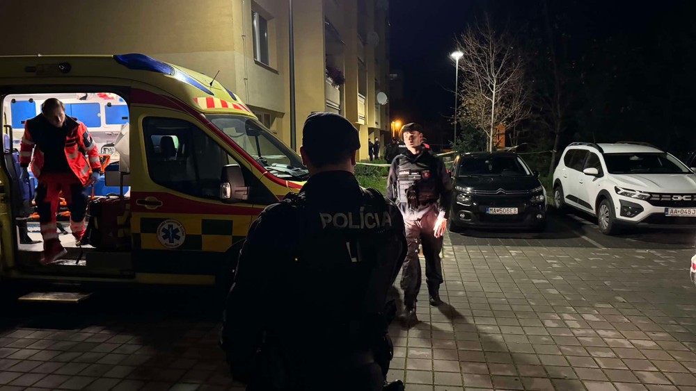 Polícia a záchranári na mieste činu 2
