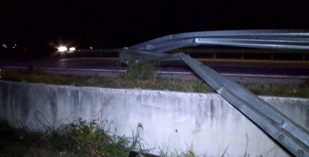 Vážna autonehoda na R1. Auto sa niekoľkokrát prevrátilo a skončilo na streche mimo cesty