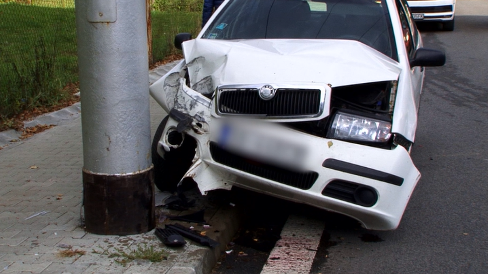 FOTO: Neuveríte, čím si vodič nahradil spätné zrkadlo! Kozmetické zrkadielko upevnil šnúrkami od topánok 