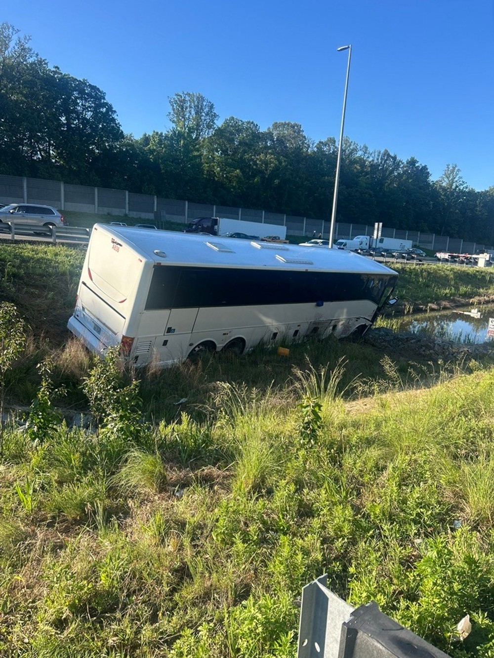Autobus vo Virgínii narazil do vozidiel na diaľnici