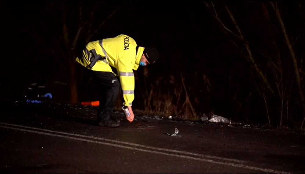 Čelná zrážka sa skončila tragicky, zo zdemolovaného vraku museli vodiča vyprostiť hasiči