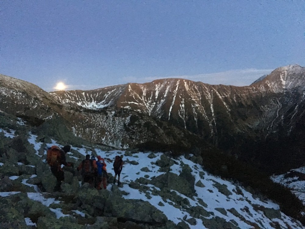 V Tatrách zasahovali leteckí záchranári. Pád turistov sa skončil tragicky