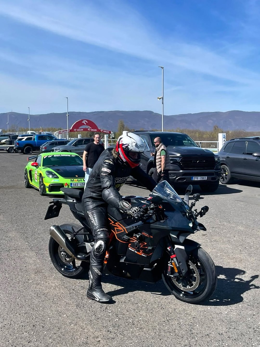 Behind the scene 👍Natáčení s KTM 990 RC-R a @holankamil74 @autodrommostcz s @holankamil74 Už br (2)