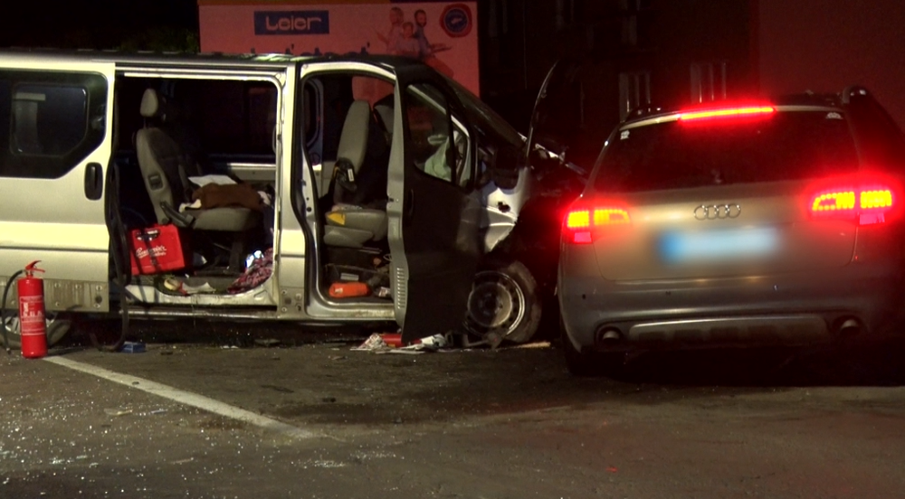 Čelná zrážka osobného auta a dodávky