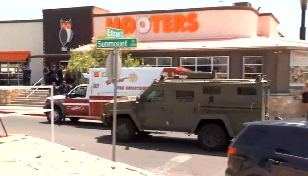 Streľba v nákupnom centre.  Strelec za sebou zanechal množstvo obetí a antiimigrantský odkaz