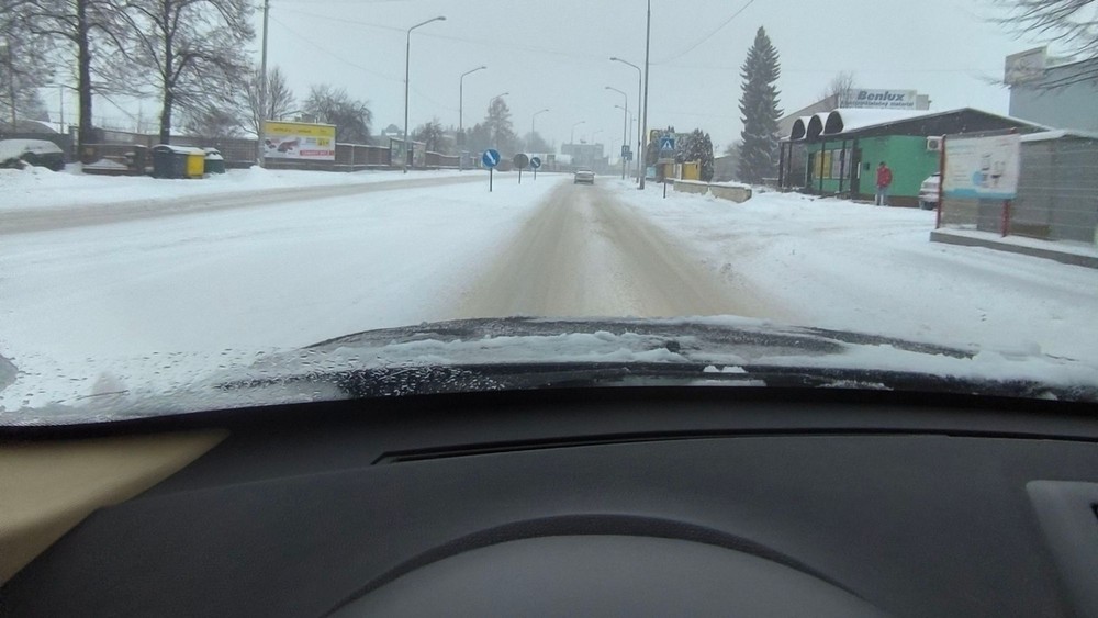Sneženie a poľadovica skomplikovala dopravu a pohyb pre vodičov i chodcov