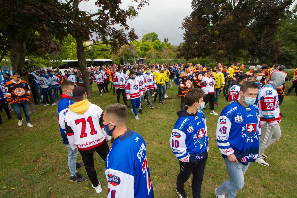Hokejisti zablokovali úrad vlády. Opatrenia definitívne pochovajú slovenskú ligu, odkazujú vláde 