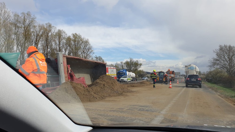 Diaľnicu D2 zablokovala nehoda