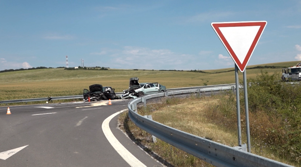 Vinník nedal prednosť v jazde, skončilo to zrážkou troch áut