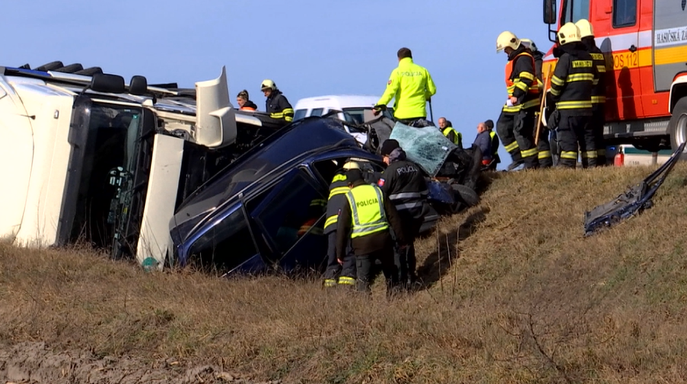 Vodič osobného auta skončil pod kolesami kamióna. Pomoc už bola zbytočná