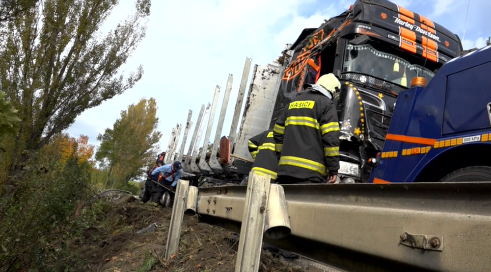 Nehoda kamióna zablokovala cestu pri Strečne, vodič skončil v policajnej cele