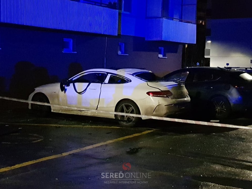 V Seredi vybuchlo pod bytovkou luxusné auto 1