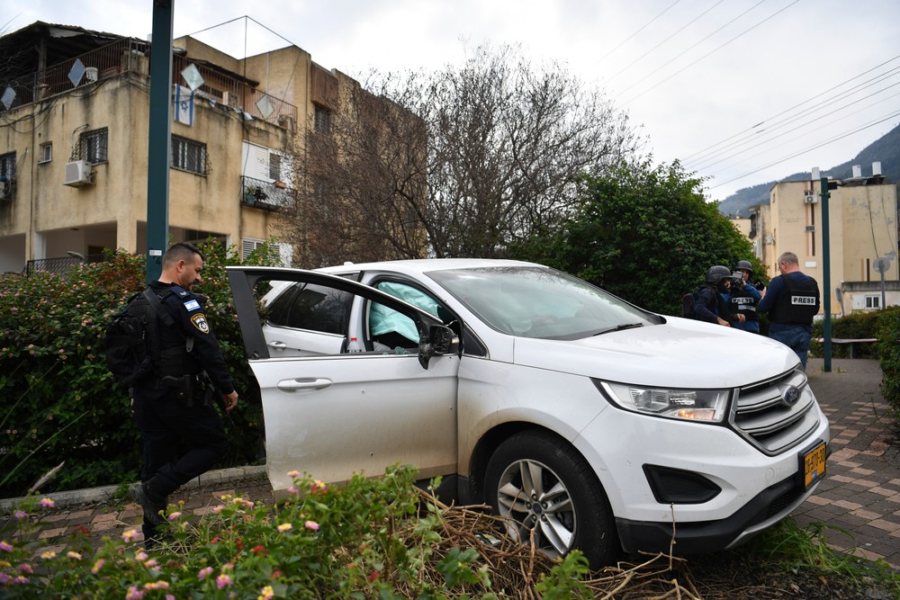 Škody po raketovom útoku z Libanonu na izraelské mesto Kiryat Shmona (1)
