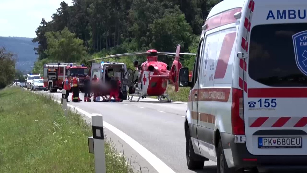 [multi]  Vážna kolízia auta a traktora 3098