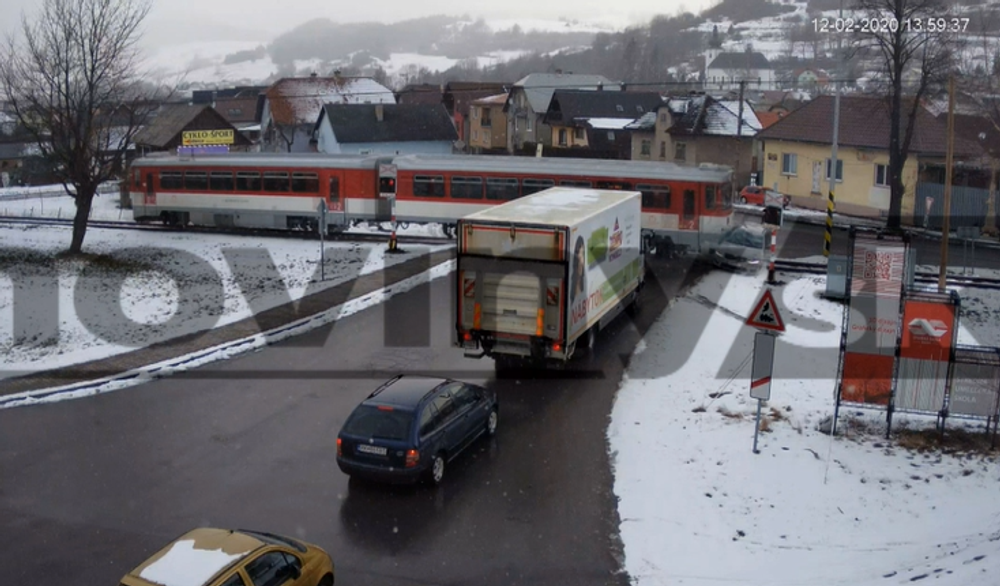 Vodič prežil zrážku s vlakom, auto tlačil pred sebou takmer tridsať metrov