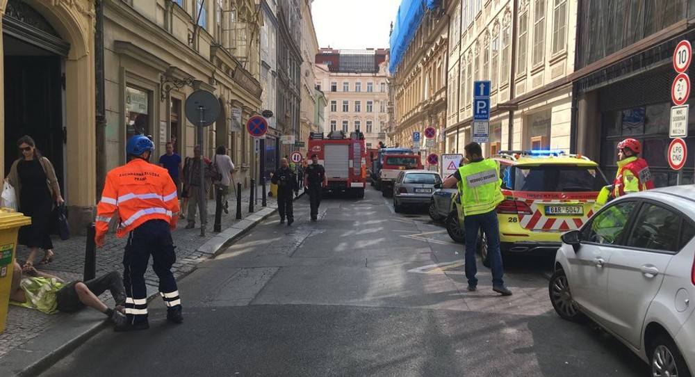 V centre Prahy sa zrútila časť budovy, zavalila niekoľko ľudí