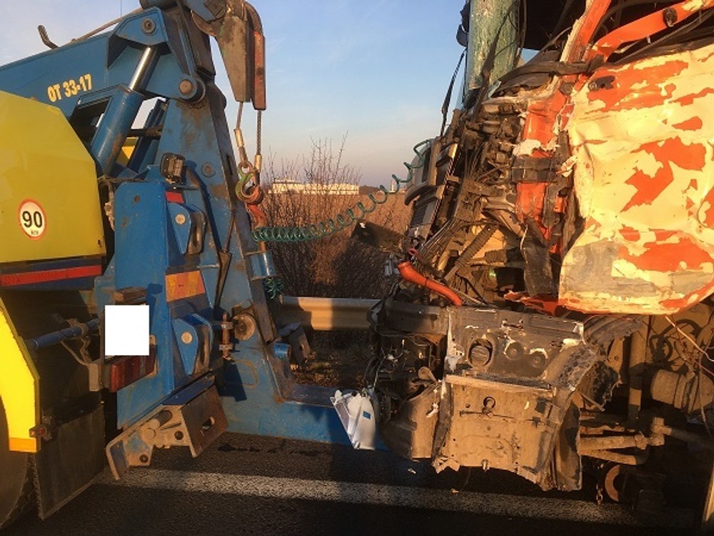 Zrážka štyroch kamionov a auta 