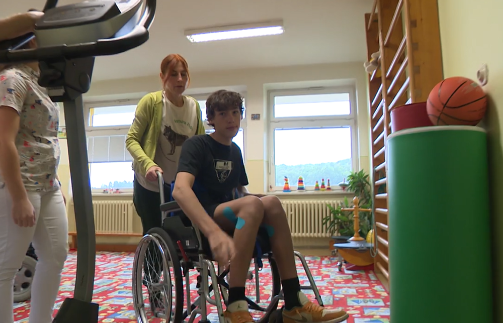 Mladého Lukáša zasiahol elektrický prúd. Teraz sa chce už vrátiť domov a znovu chodiť