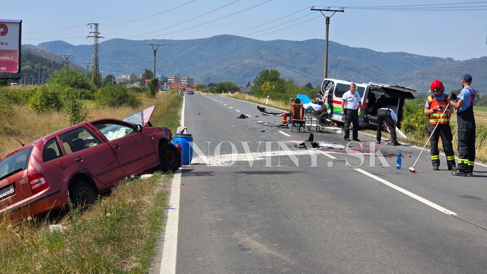 Prevozová sanitka sa zrazila s osobným autom