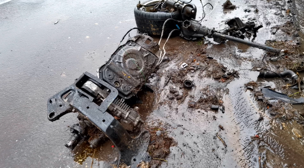 Auto s troma deťmi dostalo šmyk, rodinu po havárii odviezli z miesta záchranári 