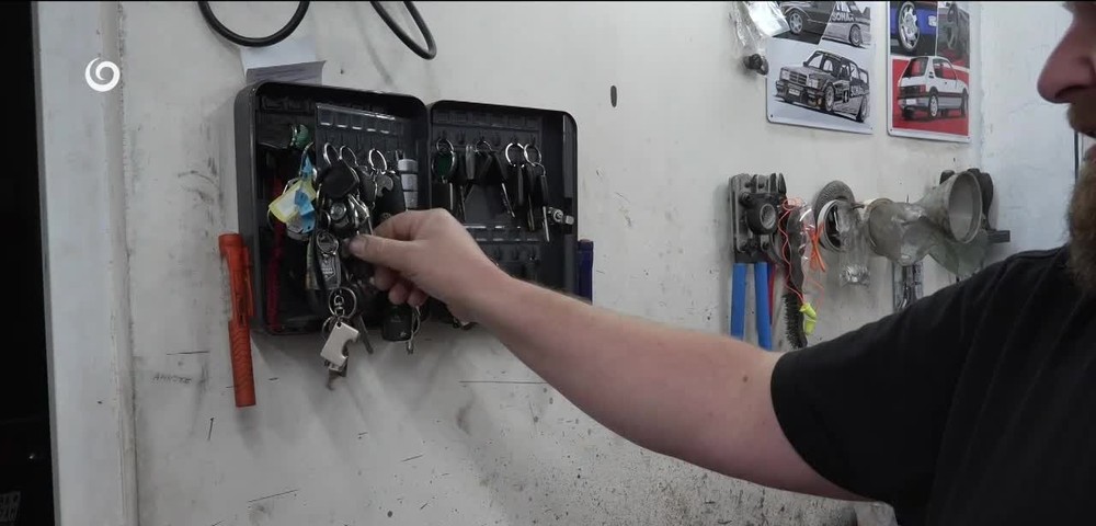 [multi] KRÁDEŽ Z AUTA ZA 5 SEKÚND 242 (cropped)