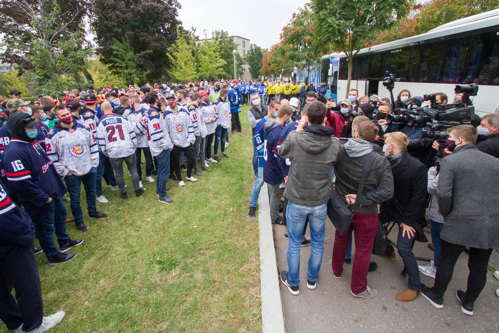 Hokejisti zablokovali úrad vlády. Opatrenia definitívne pochovajú slovenskú ligu, odkazujú vláde 