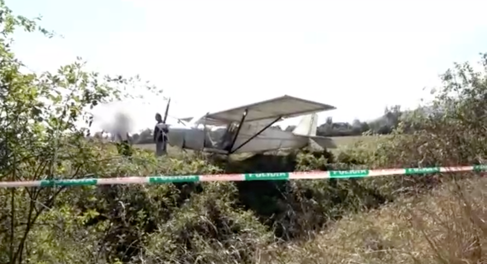 Opustené lietadlo na poli