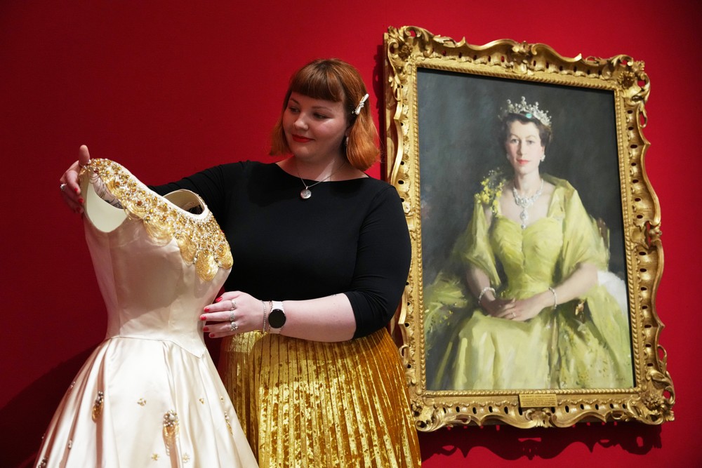 Výstava šiat kráľovnej Alžbety II. v Londýne