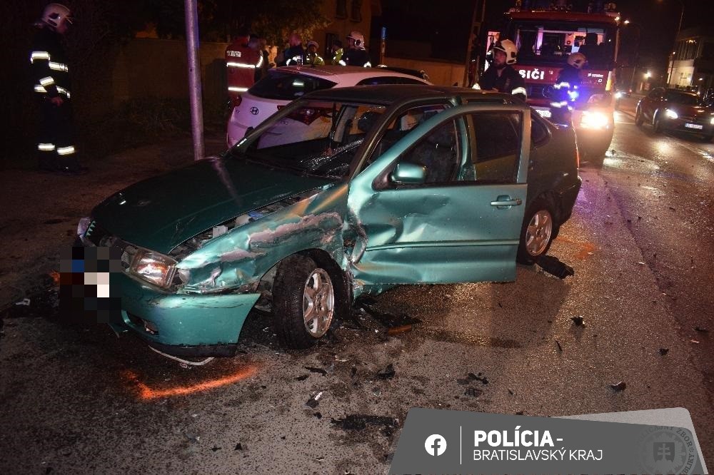 Vodič mal na križovatke prejsť na červenú a zrazil sa s ďalším autom