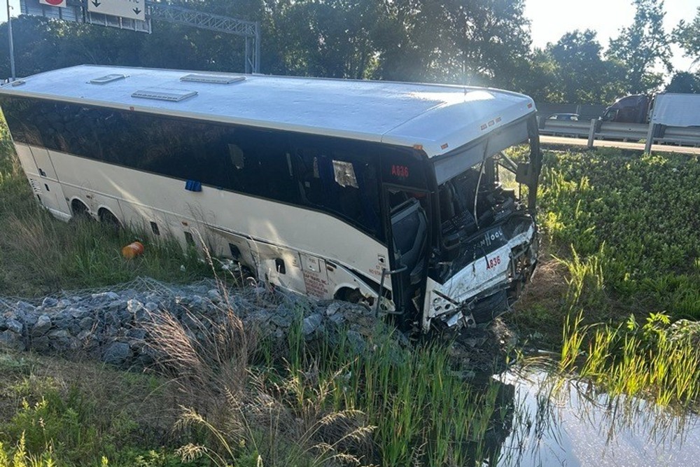 Autobus vo Virgínii narazil do vozidiel na diaľnici