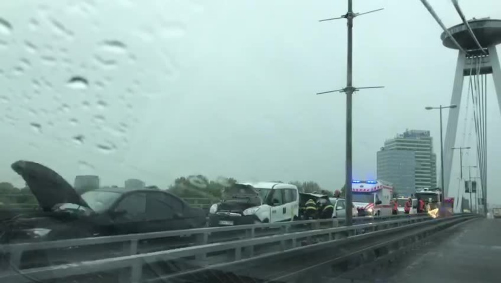 reťazová nehoda most SNP6328