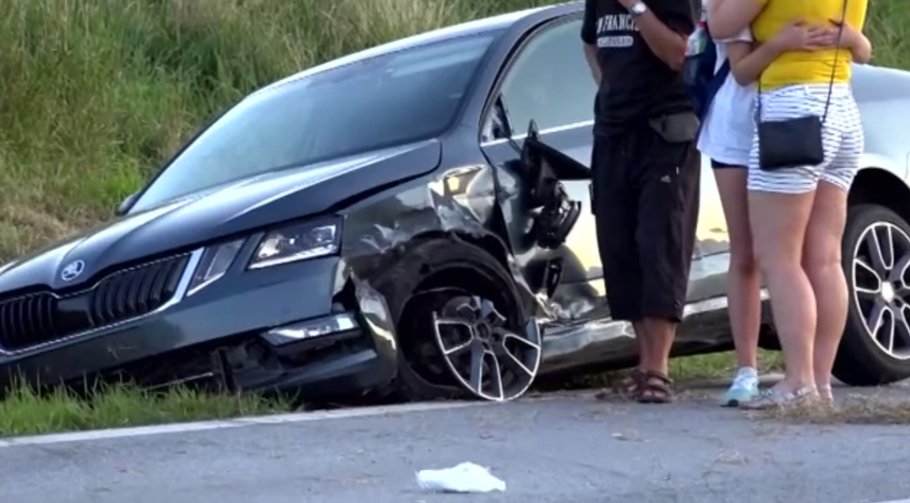 Jeden mŕtvy, traja ťažko a traja ľahko zranení. Toto je výsledok zrážky troch áut