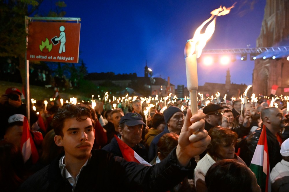 Mítingy Fideszu a TISZA deň pred voľbami v Maďarsku