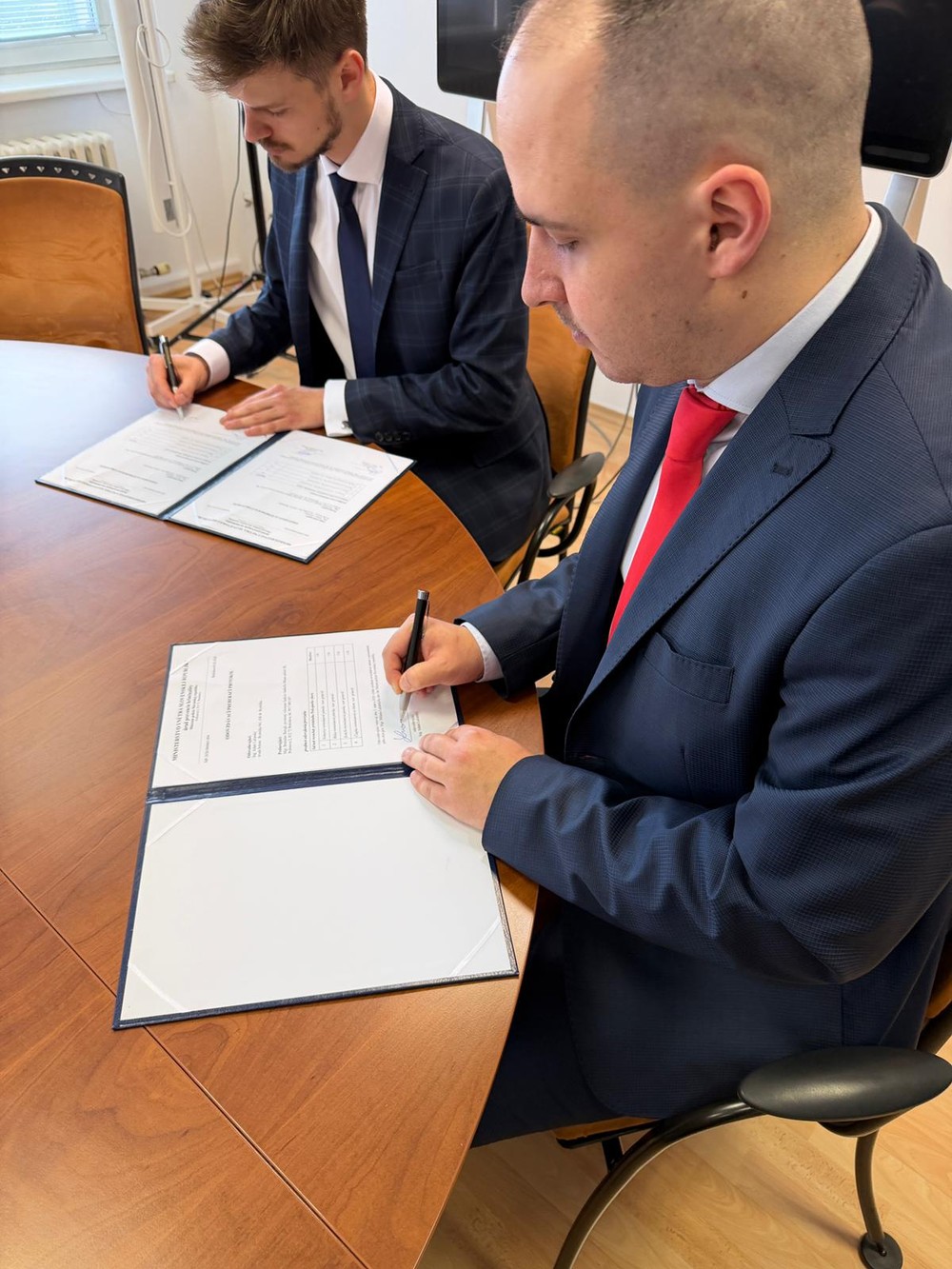 Šutaj Eštok daroval synovi Lučanského reliéfnu plastiku „Padlý anjel“