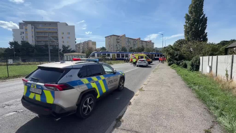 [multi] Vážna nehoda vlaku a autobusu v Bratislave 2. 555