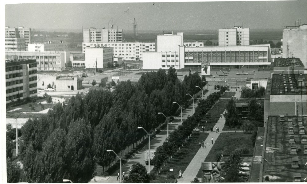 1985 - Panoráma jedného z mikrorajónov mesta Pripjať s výhľadom na dom kultúry „Energetik“.