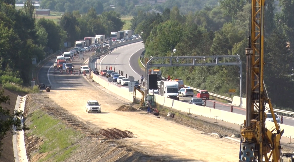 Zrážka troch vozidiel uzavrela diaľnicu do Košíc, v oboch smeroch to spôsobilo kolóny 