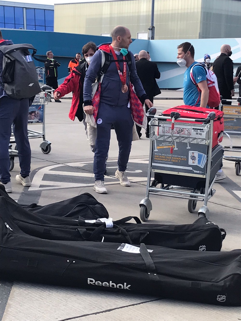 Slovenskí hokejisti prileteli do Viedne